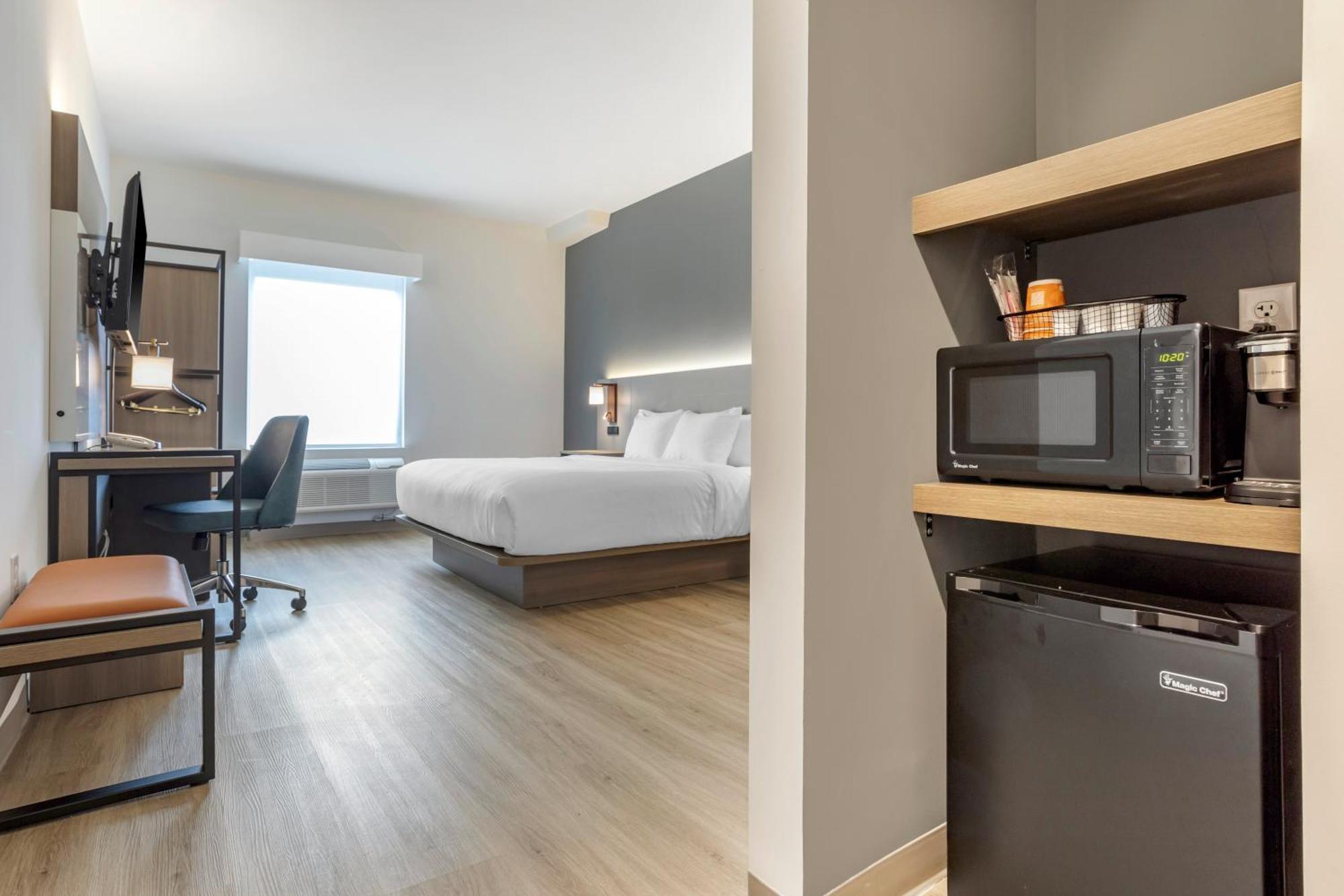Comfort Inn & Suites Newark Liberty International Airport Екстер'єр фото