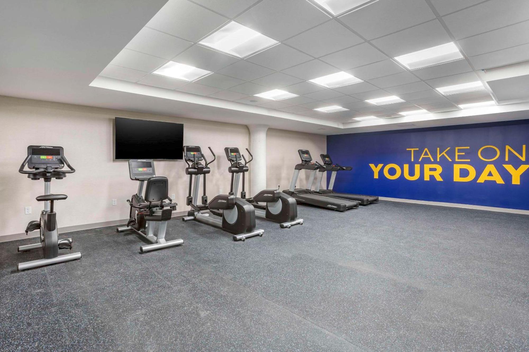 Comfort Inn & Suites Newark Liberty International Airport Екстер'єр фото