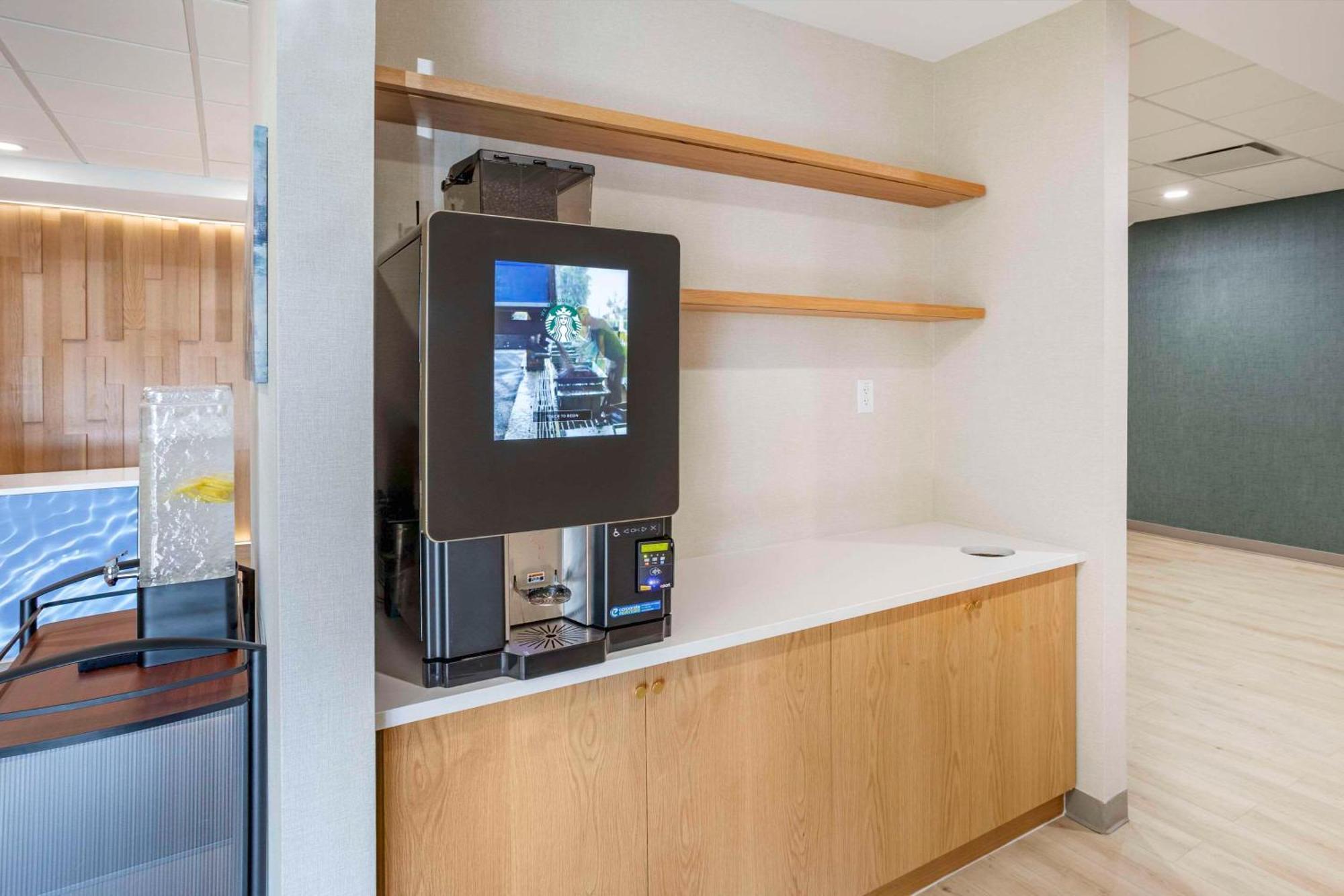 Comfort Inn & Suites Newark Liberty International Airport Екстер'єр фото