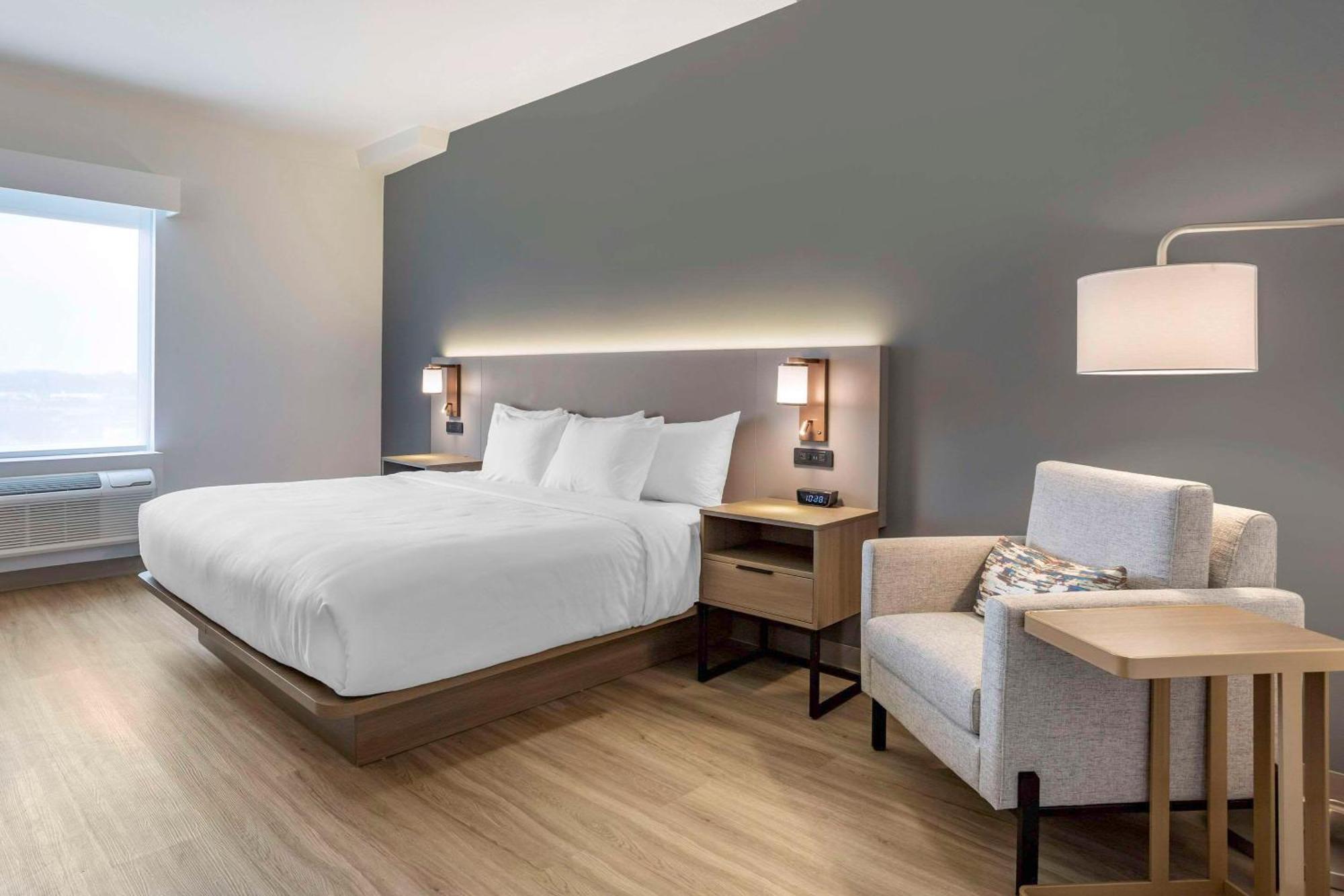 Comfort Inn & Suites Newark Liberty International Airport Екстер'єр фото
