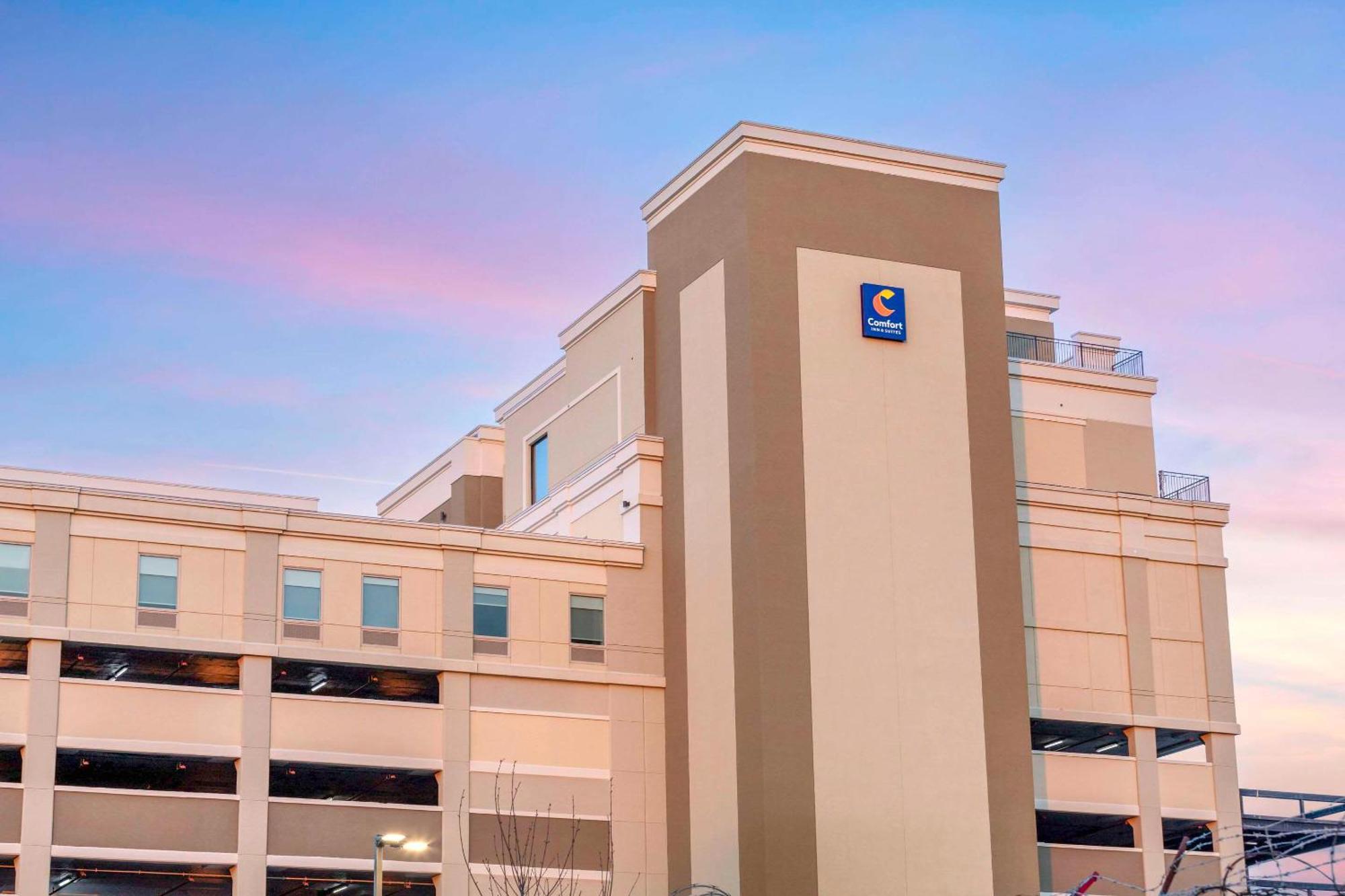 Comfort Inn & Suites Newark Liberty International Airport Екстер'єр фото
