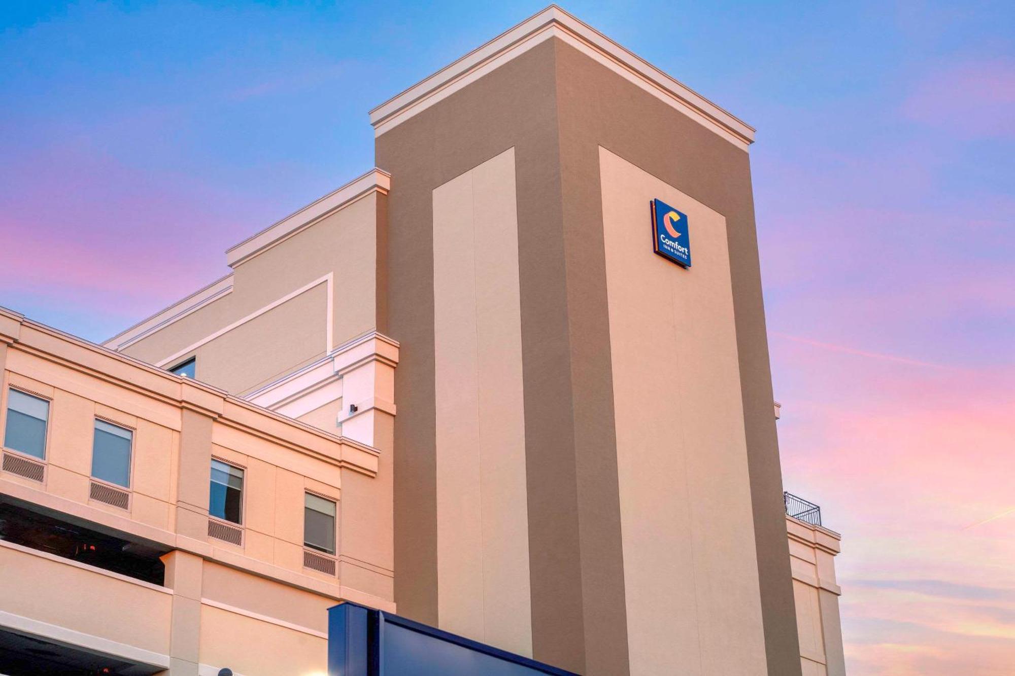 Comfort Inn & Suites Newark Liberty International Airport Екстер'єр фото