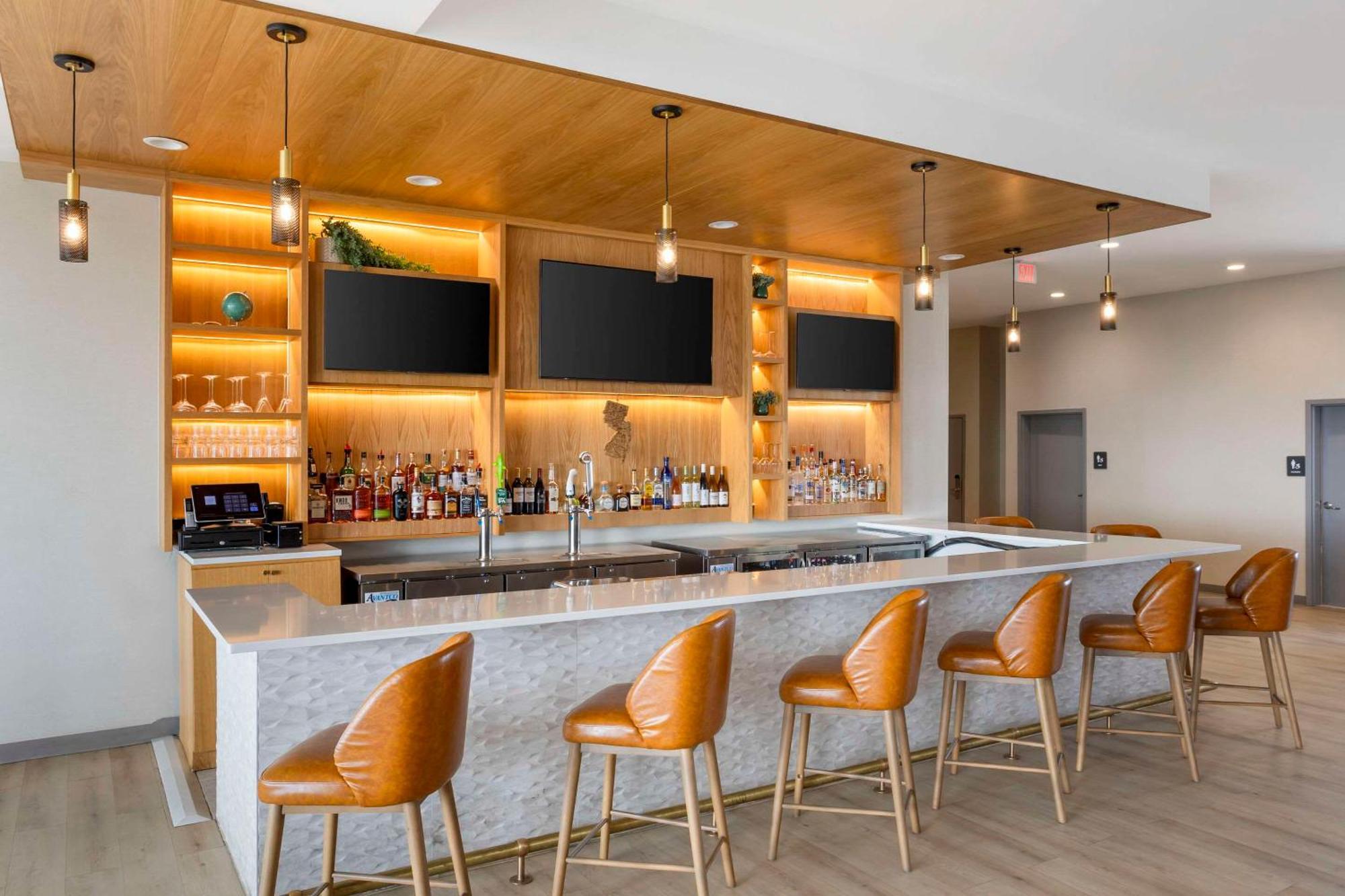 Comfort Inn & Suites Newark Liberty International Airport Екстер'єр фото
