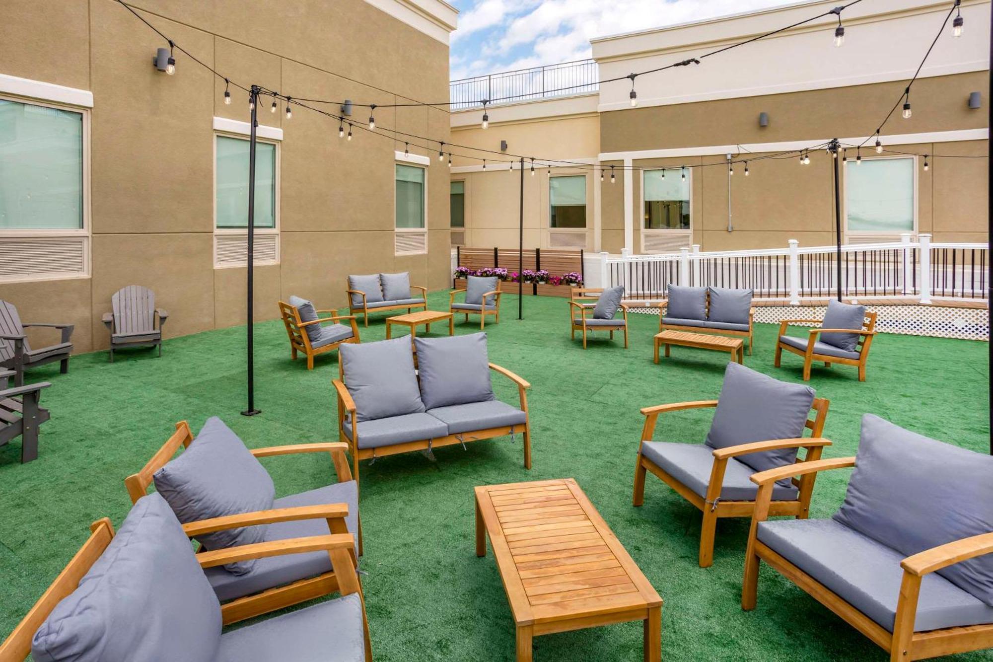 Comfort Inn & Suites Newark Liberty International Airport Екстер'єр фото