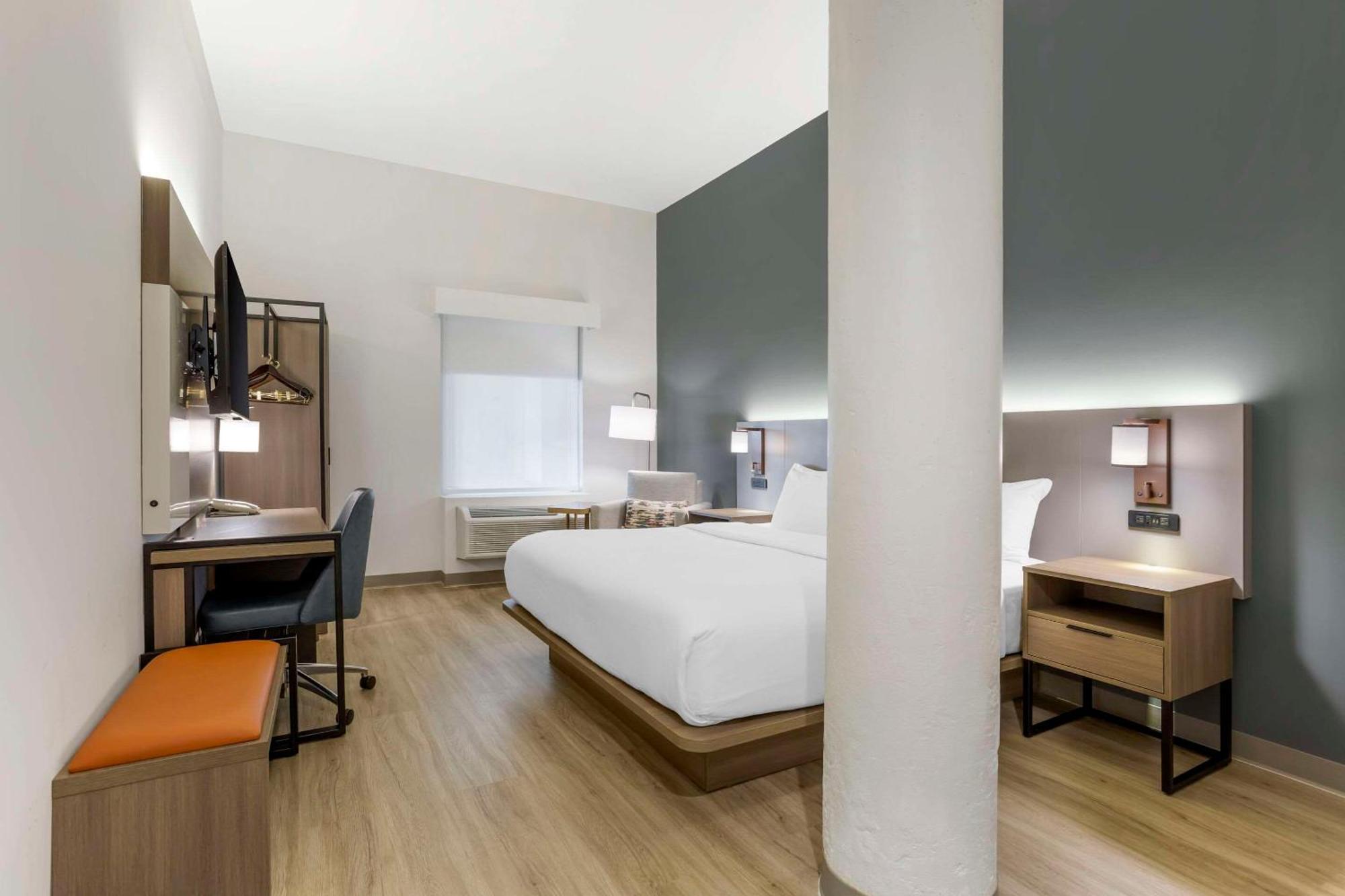 Comfort Inn & Suites Newark Liberty International Airport Екстер'єр фото