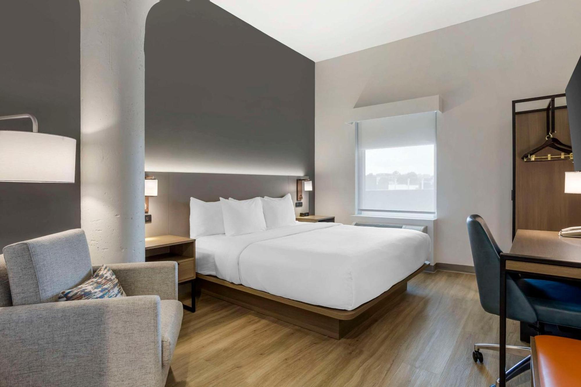Comfort Inn & Suites Newark Liberty International Airport Екстер'єр фото