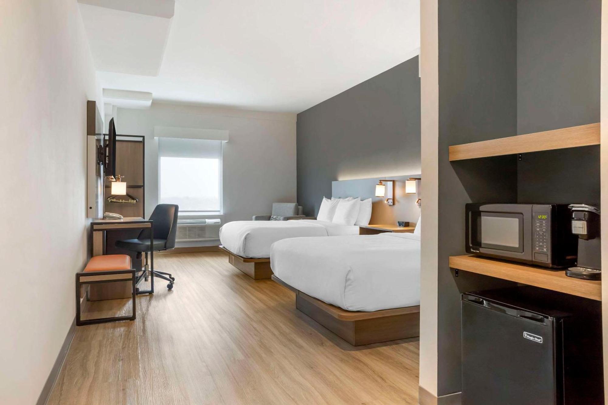 Comfort Inn & Suites Newark Liberty International Airport Екстер'єр фото